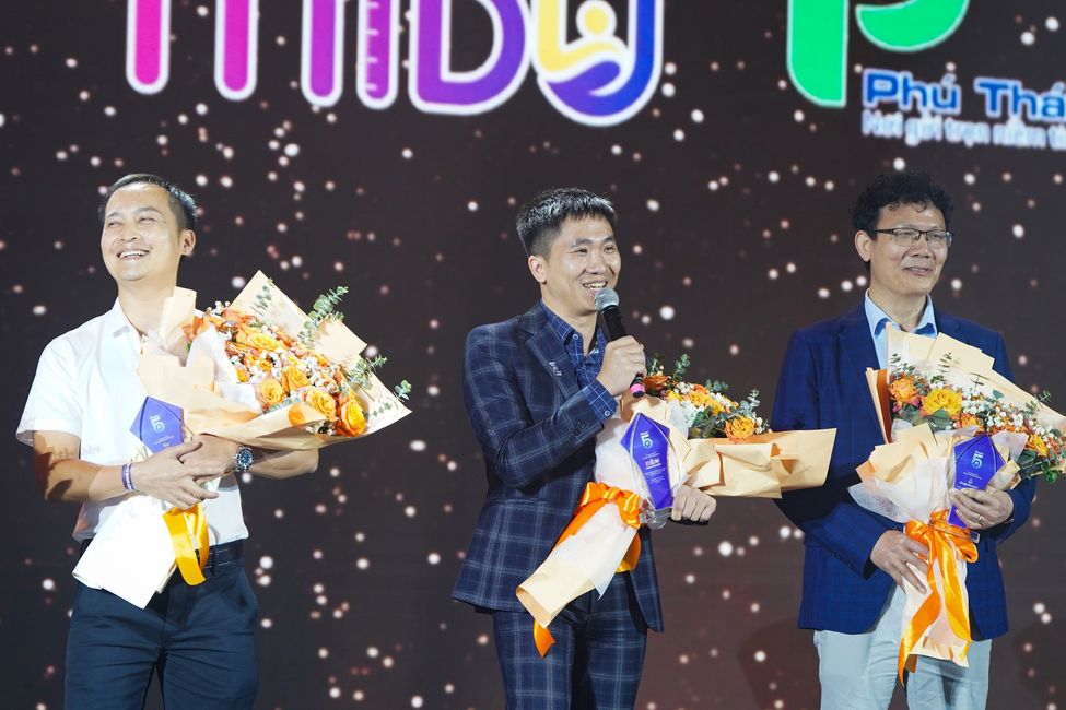 Tập thể nhận giải thưởng