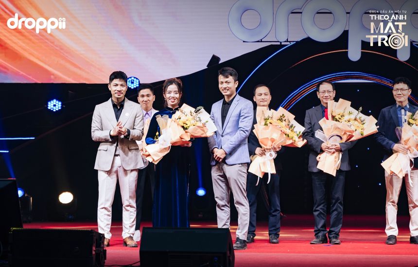 Nhận hoa và giải thưởng